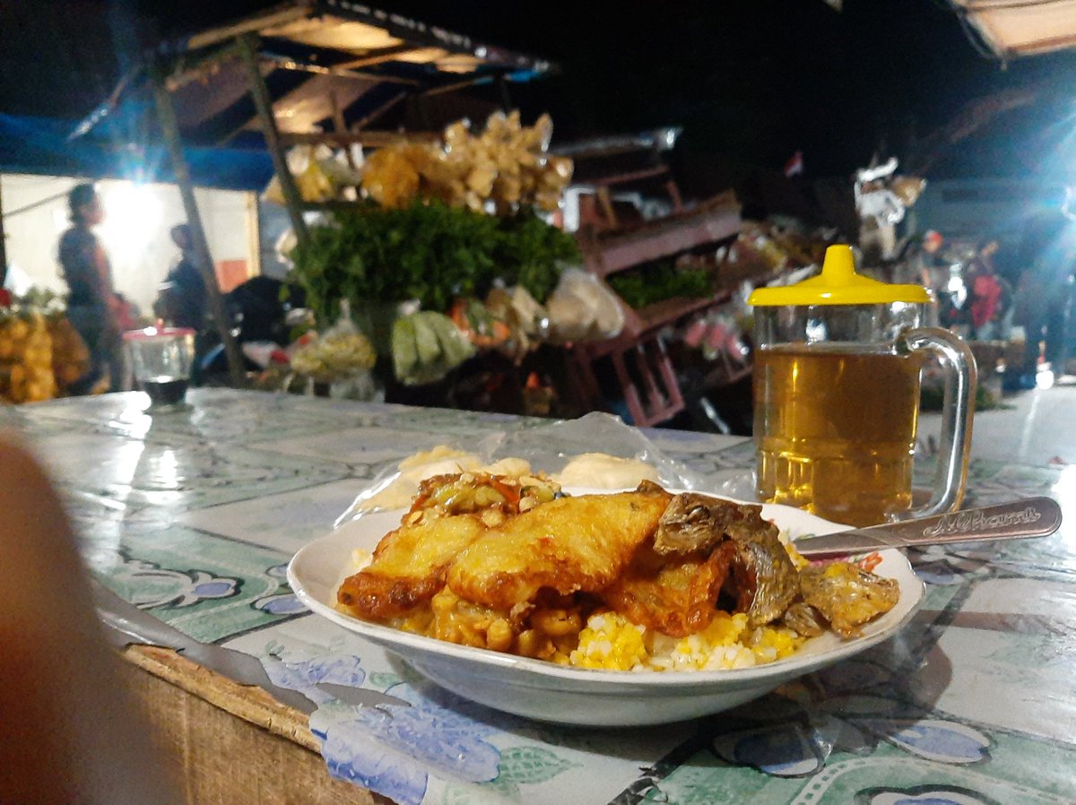 Grhiso's tweet photo. Jam malam nikus nang pasar, sego jagung iwak asin, sederhana tapi nagihi 😅 https://t.co/2SIoN0oW8M