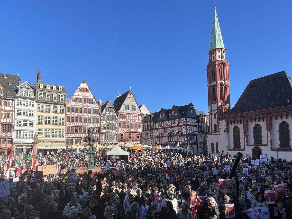 EstherSchapira's tweet photo. „Frauen. Leben. Freiheit“ Heute in Frankfurt. Gut, dass so viele gekommen sind. Wir müssen die Mikrofone sein, die die Mullahs abschalten wollen, damit die mutigen Frauen und Männer im Iran überall gehört werden! https://t.co/Mbjog5k7In