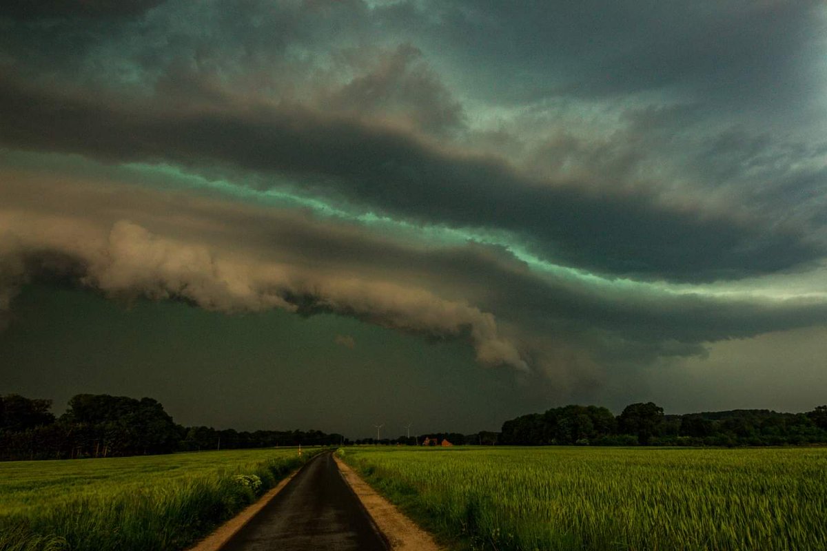 Da sich nun ruhiges Herbstwetter über das Land gelegt hat, können wir Euch einige Highlights unserer vielen Wettermelder präsentieren. Beginnen wollen wir mit dem 19.05.2022, als eine Gewitterfront über NRW zog. Aufgenommen hat die Bilder Markus Branse im Landkreis Steinfurt!