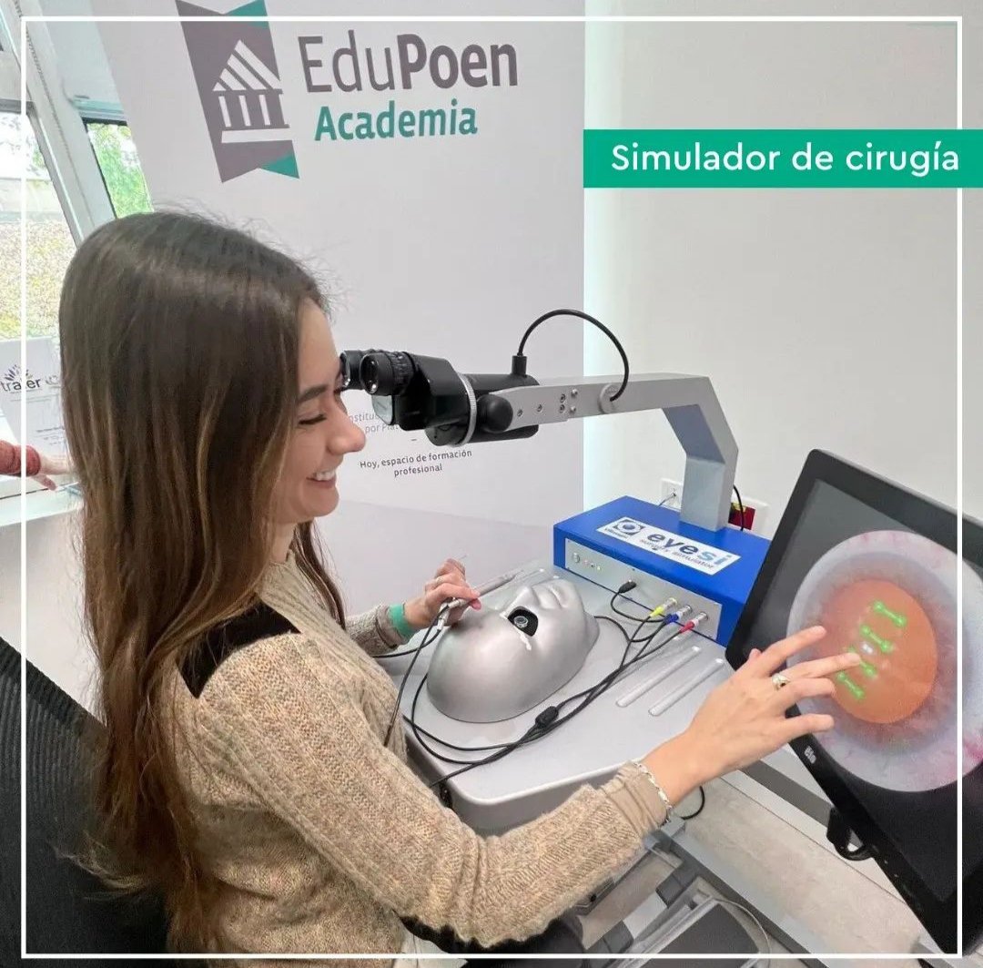 Poen_Arg's tweet image. Más oftalmólogas pasaron por nuestros simuladores de cirugías #EduPoen