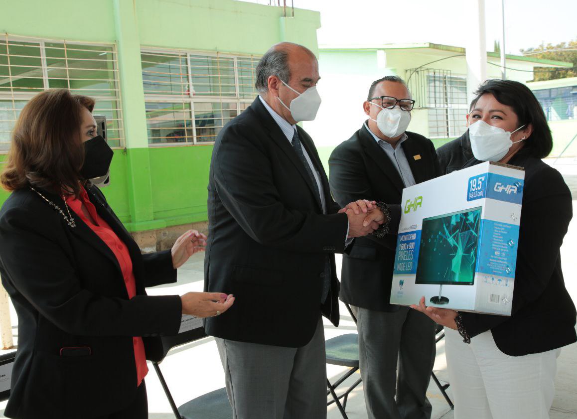 Para fortalecer los espacios educativos de las escuelas públicas de educación básica de la región #Tulancingo a nombre del gobernador <a href="/juliomenchaca_/">Julio Menchaca</a>, el secretario <a href="/natycastrejonv/">Naty Castrejón</a> entrega mobiliario y equipo por el bienestar de la educación.  
#PrimeroElPueblo  
#NatyCastrejón
