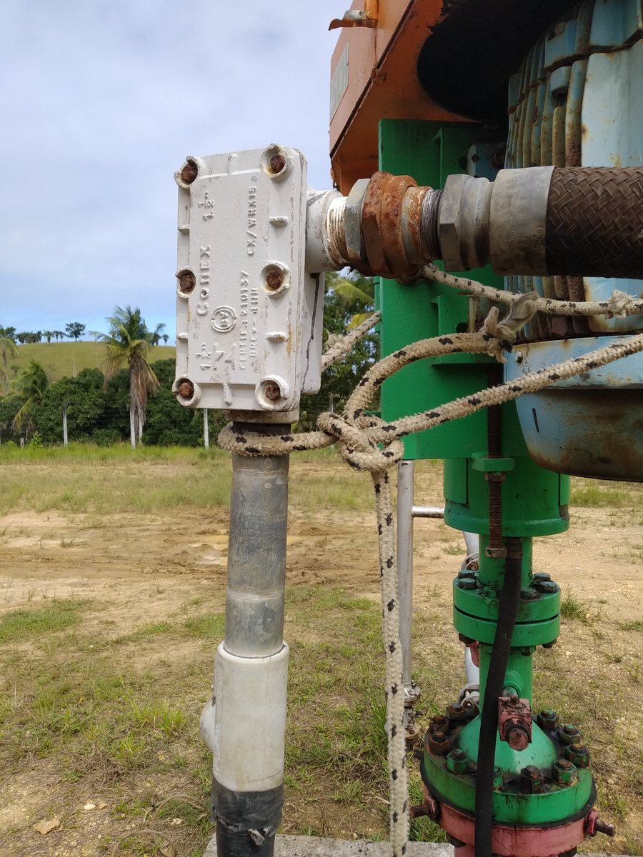 efise_com_br's tweet photo. A unidade seladora deve ser instalada no máximo a 5 cm do motor à prova de explosão, na instalação antiga ela está instalada a mais de 1 m, em desacordo com a norma.
#efise #petróleo #eletricidade #manutenção #eletricista #eletrotécnica #áreaclassificada https://t.co/LsEDQz4pbY