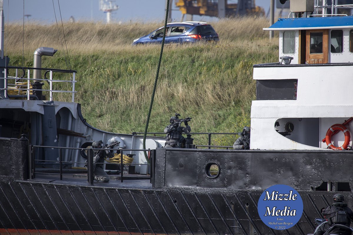 mvbergen's tweet photo. Opnames #DSI promotiefilm bij sluis #IJmuiden #politie  (1/4) https://t.co/XVzfdnAjqi