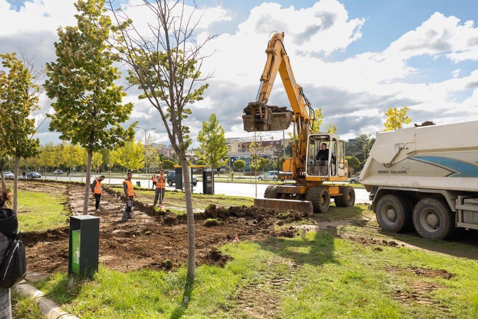 albanzogaj's tweet photo. 🚜🌳🚜🌳🚜🌳
Sot, bashkë me Drejtoreshën e Hapësirave Publike dhe Parqeve, znj. Donika Çetta vizituam punimet tek Parku përballë Spitalit. Punimet do të vazhdojnë për 90 ditët e ardhshme, dhe pastaj do ta kemi një super ambient në dispozicion! ✅

#Prishtina #Parqet #PR4PR https://t.co/V5pCu4iGlk