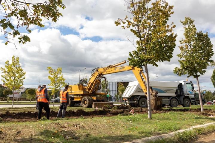 albanzogaj's tweet photo. 🚜🌳🚜🌳🚜🌳
Sot, bashkë me Drejtoreshën e Hapësirave Publike dhe Parqeve, znj. Donika Çetta vizituam punimet tek Parku përballë Spitalit. Punimet do të vazhdojnë për 90 ditët e ardhshme, dhe pastaj do ta kemi një super ambient në dispozicion! ✅

#Prishtina #Parqet #PR4PR https://t.co/V5pCu4iGlk