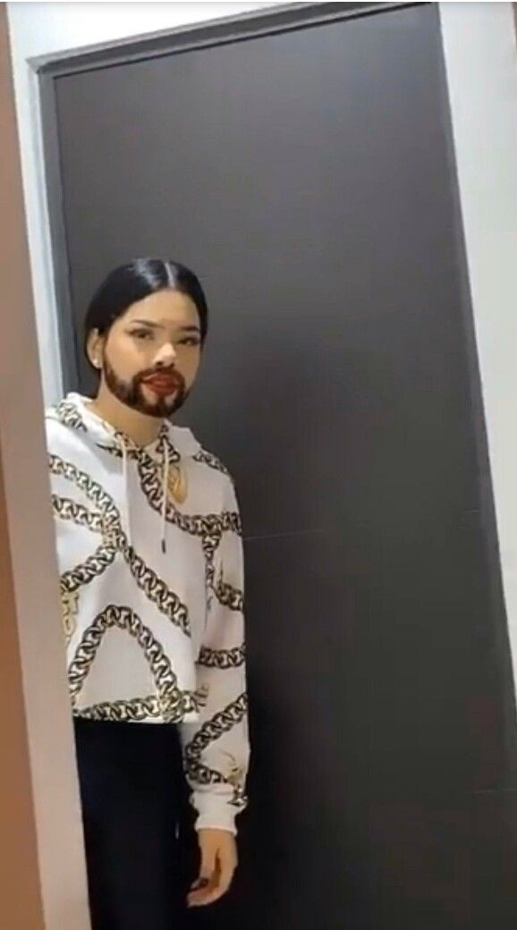 llego a su casa directo al baño y me mira asi