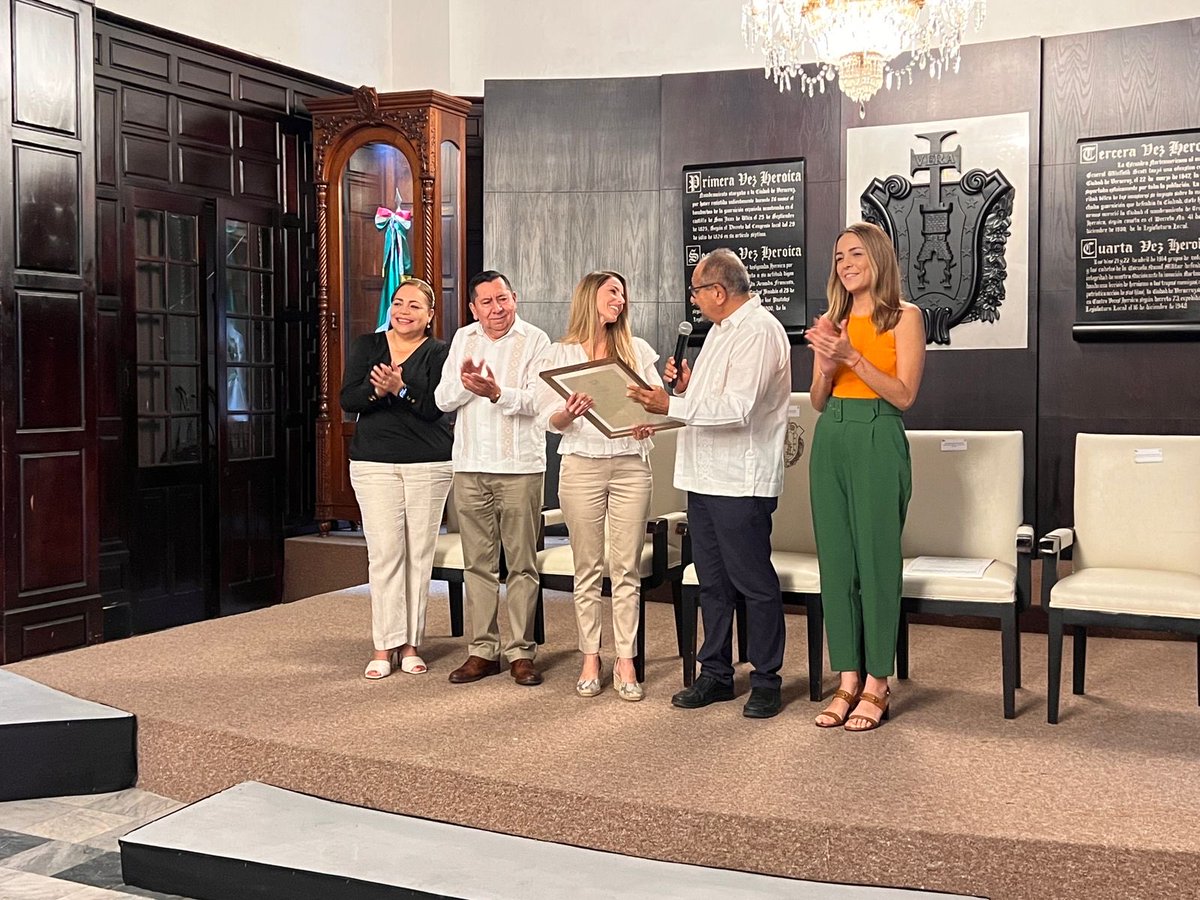 capver_ac's tweet photo. Este 03 de Octubre, se llevó a cabo la ceremonia de la entrega de reconocimientos y galardones por parte del Ayuntamiento de Veracruz, presidido por la Alcaldesa @PatyYunes, agradecimiento de nuestro gremio por conmemorar el Día del Arquitecto.
@AyuntamientoVer
#CAPVER https://t.co/auXMqEbMae