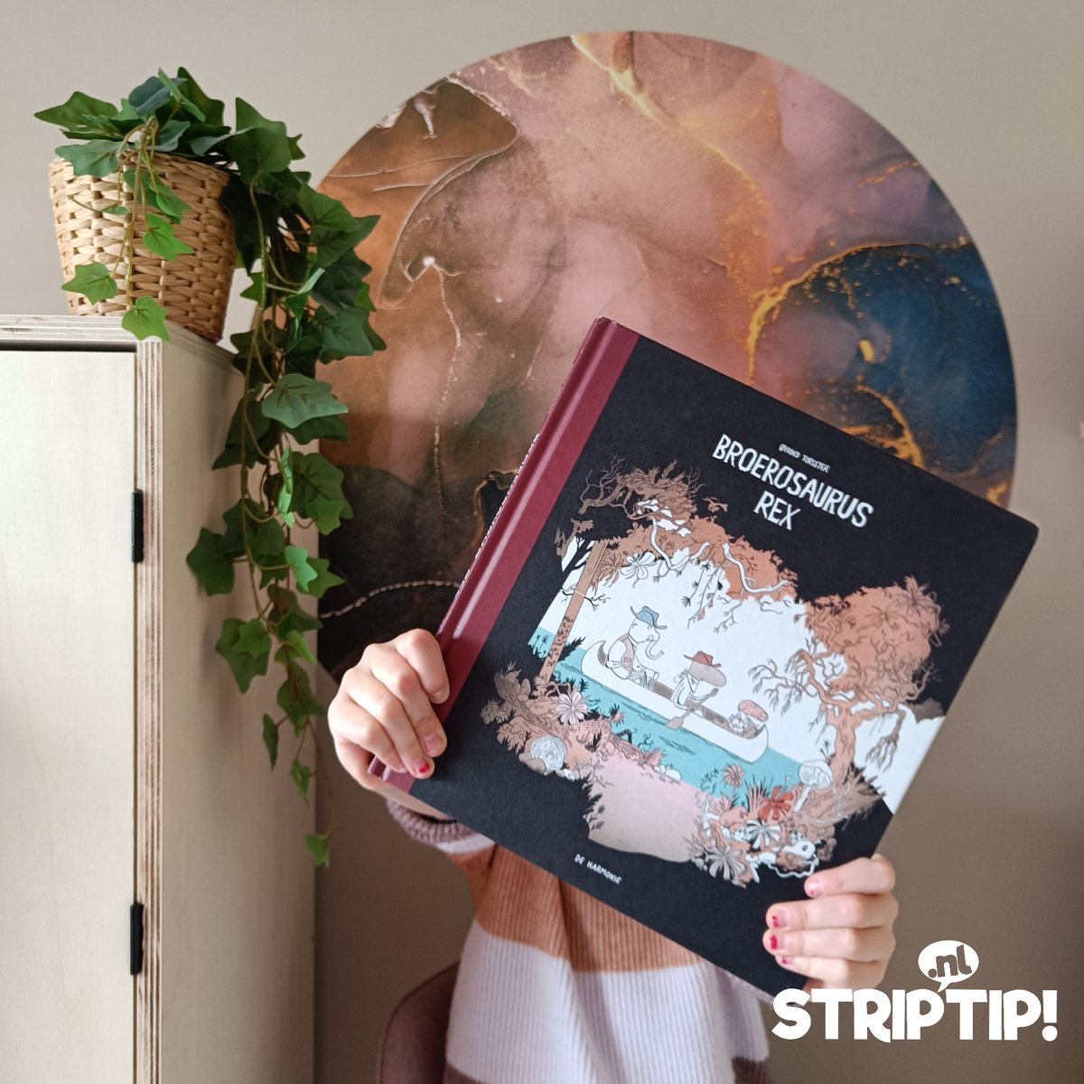 striptip's tweet photo. 🦖#recensie #broerosaurusrex🦖
#kleinebroer heeft een baan gekregen als dinosaurusdeskundige in het Natuurhistorisch Museum.
https://t.co/azFhSlBsAD
#dinosauriers #dino #graphicnovel #jongelezers #stripboek #booktok #bookstagram #boektok #beeldverhaal #bandedessinee #bd https://t.co/9ojGuYaOJg