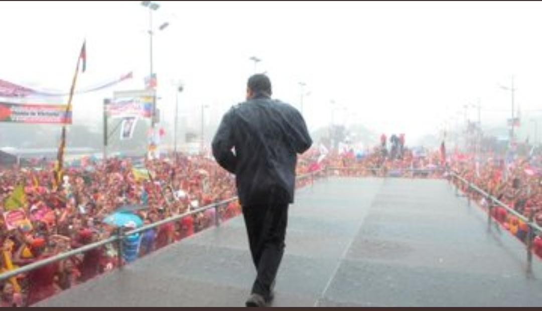 <a href="/dcabellor/">Diosdado Cabello R</a> Allí estuvimos, Los Durán y Los González Llovera, en plena Av. Bolívar,  testigos presenciales d tan monumental Acto, 7 avenidas y pico y miles y miles de Camaradas. Firmes, decididos, sin agua que nos detuviera...Y allí INDÓMITO con su fuerza avasallante HUGO CHÁVEZ "COMANDANTE"