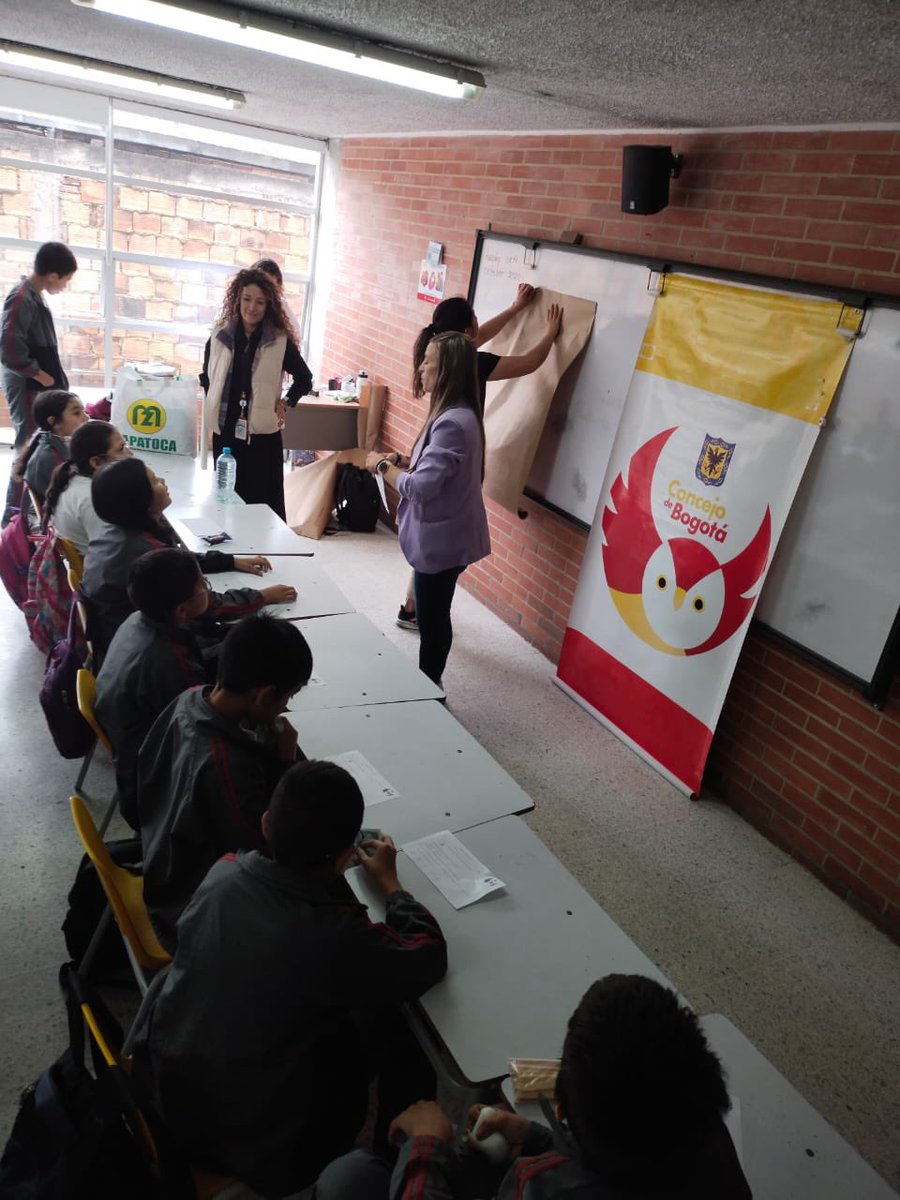 DemoLabCA's tweet image. Nuestros niños, niñas y jóvenes de los colegios de Bogotá disfrutan las jornadas lúdicas que realiza #ConcejoAlColegio, formándose como líderes para el futuro de la capital y aprendiendo sobre el @ConcejoDeBogota