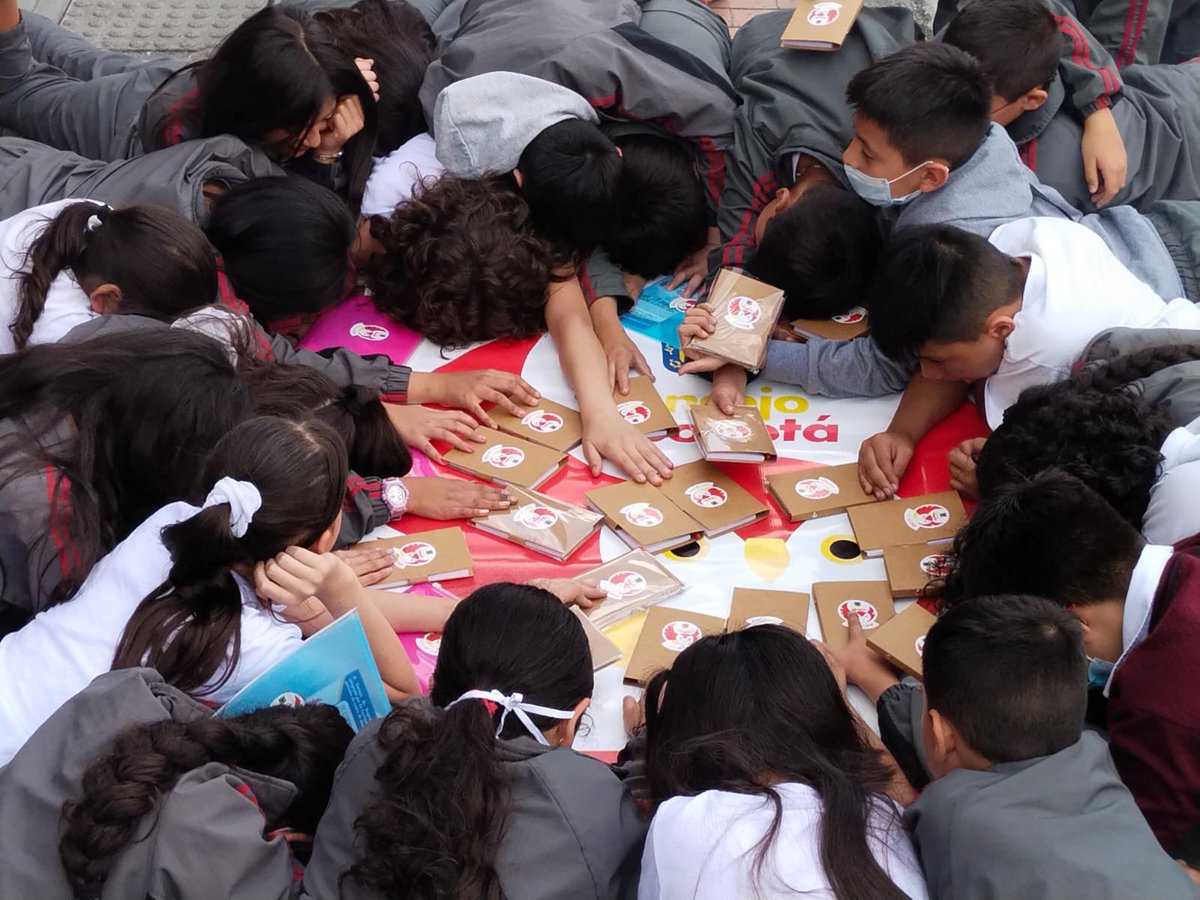 DemoLabCA's tweet image. Nuestros niños, niñas y jóvenes de los colegios de Bogotá disfrutan las jornadas lúdicas que realiza #ConcejoAlColegio, formándose como líderes para el futuro de la capital y aprendiendo sobre el @ConcejoDeBogota