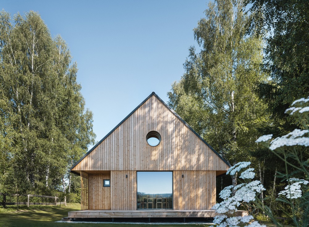 e_architect's tweet photo. A little relaxation in Lipno Lakeside Cabin, Czech Republic, designed by Les Archinautes
https://t.co/w7x81zBWcB
#LakesideCabin #TimberCabin #CzechRepublic #CzechArchitecture https://t.co/2uwUfUeI1y