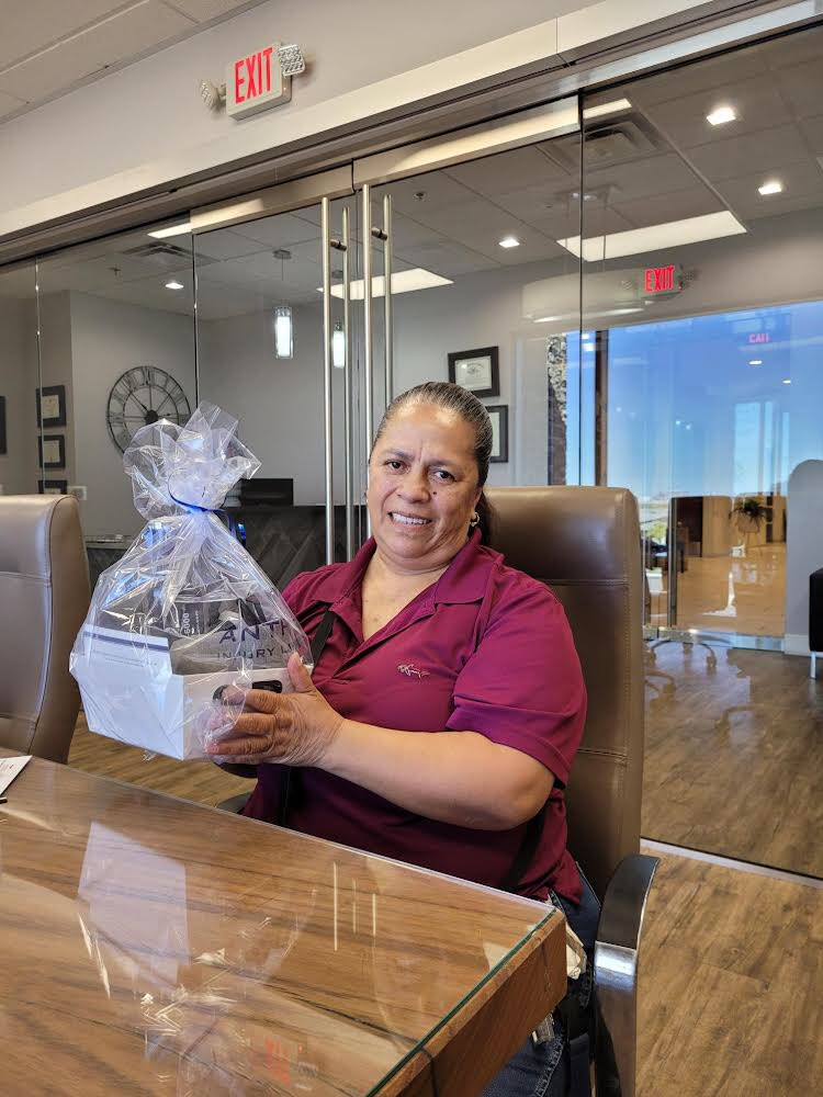 antheminjurylaw's tweet photo. Another day, another happy client! Our client, Rosa Gonzalez Salgado, was all smiles when she came by the Anthem Injury Lawyers office!
#happyclient #clients #clientexperience #antheminjurylawyers #personalinjurylawfirm #freeconsultation #allsmiles #veryhappy #helpingclients https://t.co/oAizgFL1EF