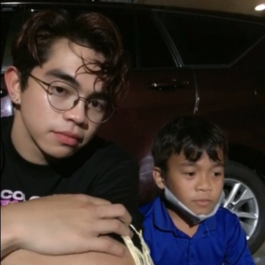 iambeautyricaaa's tweet photo. That's why I thought of the fandom named Jeffriends bcoz Jeff is such a friendly person🥰

that's his nature of being genuine—he's so kind at mapagbigay sa kanila lalo na sa mga batang 'yan. Look he got new friends🥺💛

100422 #TuesdaysWithJeffOnKumu
#TopClass_Jeff @topclass_jeff https://t.co/ZYV8MRrcbB