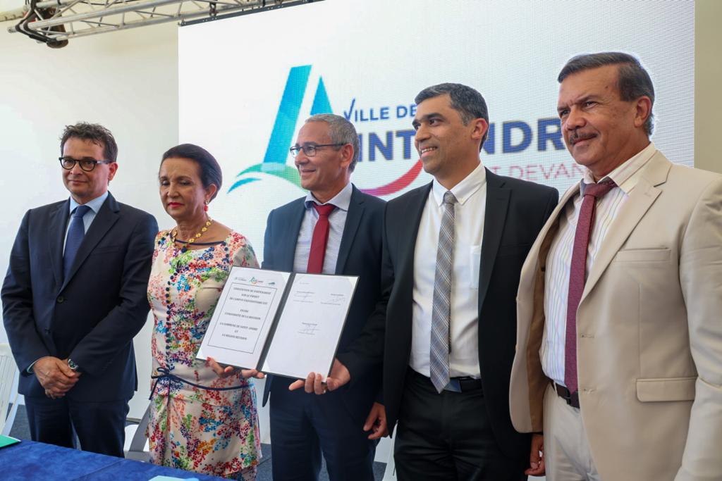 Univ_Reunion's tweet photo. #UR40
C'est officiel !
Le campus EST de l'île se verra dotée sur 10 hectares :
> de filières d'études universitaires dédiées à la thématique du développement humain et aux transitions sociales et sociétales https://t.co/YottlhYx5p
