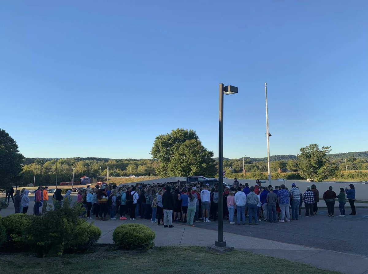 KDEStuVoice's tweet photo. It is time for another #StudentTwitterTakeOver! For this installment: Lincoln County's @chloejanebell said she spoke at student-led events See You at The Pole and Fields of Faith. Both were opportunities to be of service to her community. #KyEd https://t.co/1wKvXS4UNy