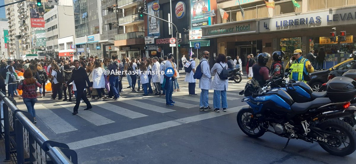 AlertasTransito's tweet photo. 👩🎓👨🎓#Manifestacion #Medicos
⛔Corte total #AvCorrientes y #AvCallao
🚧 Segui los #Cortes y #Piquetes minuto a minuto en
https://t.co/Q3VsBtUqCf
#AlertasTransito https://t.co/QK78P7Ohyy
