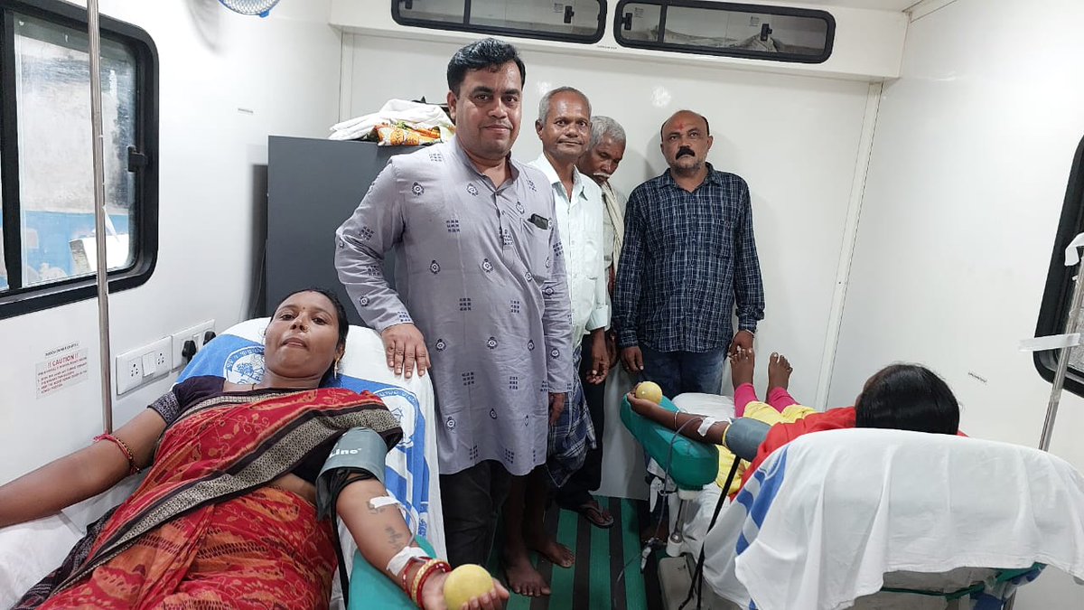 sankalpapariwar's tweet photo. ମୁଖ୍ୟ ଅତିଥି ଭାବରେ ପୋଡ଼ମୁଣ୍ଡା ଗ୍ରାମର ବରିଷ୍ଠ ନାଗରିକ ତୁଲାରାମ ଭୁଏ ଯୋଗଦାନ କରି ଆନୁଷ୍ଠାନିକ ଭାବରେ ଆଜିର ରକ୍ତଦାନ  ଶିବିର କୁ ଉଦଘାଟନ କରିଥିବା ବେଳେ ସମ୍ମାନିତ ଅତିଥି ଭାବରେ ସମାଜସେବୀ ତଥା ବରିଷ୍ଠ ଆଇନଜୀବୀ ଶ୍ରୀଯୁକ୍ତ @LipsitMishra ଲିପିସିତ ମିଶ୍ର ଯୋଗଦାନ କରି ରକ୍ତଦାତା ମାନଙ୍କୁ ଉତ୍ସାହିତ କରିଥିଲେ @bikasha1989 https://t.co/JuKHvEiHTm