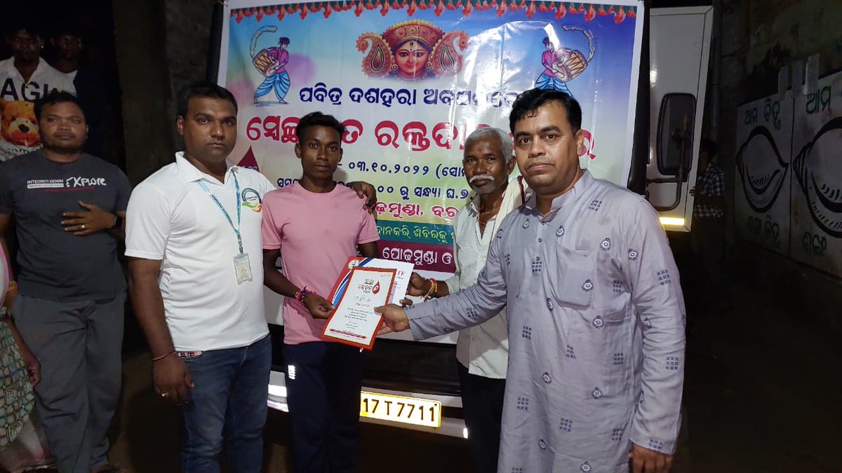 sankalpapariwar's tweet photo. ମୁଖ୍ୟ ଅତିଥି ଭାବରେ ପୋଡ଼ମୁଣ୍ଡା ଗ୍ରାମର ବରିଷ୍ଠ ନାଗରିକ ତୁଲାରାମ ଭୁଏ ଯୋଗଦାନ କରି ଆନୁଷ୍ଠାନିକ ଭାବରେ ଆଜିର ରକ୍ତଦାନ  ଶିବିର କୁ ଉଦଘାଟନ କରିଥିବା ବେଳେ ସମ୍ମାନିତ ଅତିଥି ଭାବରେ ସମାଜସେବୀ ତଥା ବରିଷ୍ଠ ଆଇନଜୀବୀ ଶ୍ରୀଯୁକ୍ତ @LipsitMishra ଲିପିସିତ ମିଶ୍ର ଯୋଗଦାନ କରି ରକ୍ତଦାତା ମାନଙ୍କୁ ଉତ୍ସାହିତ କରିଥିଲେ @bikasha1989 https://t.co/JuKHvEiHTm