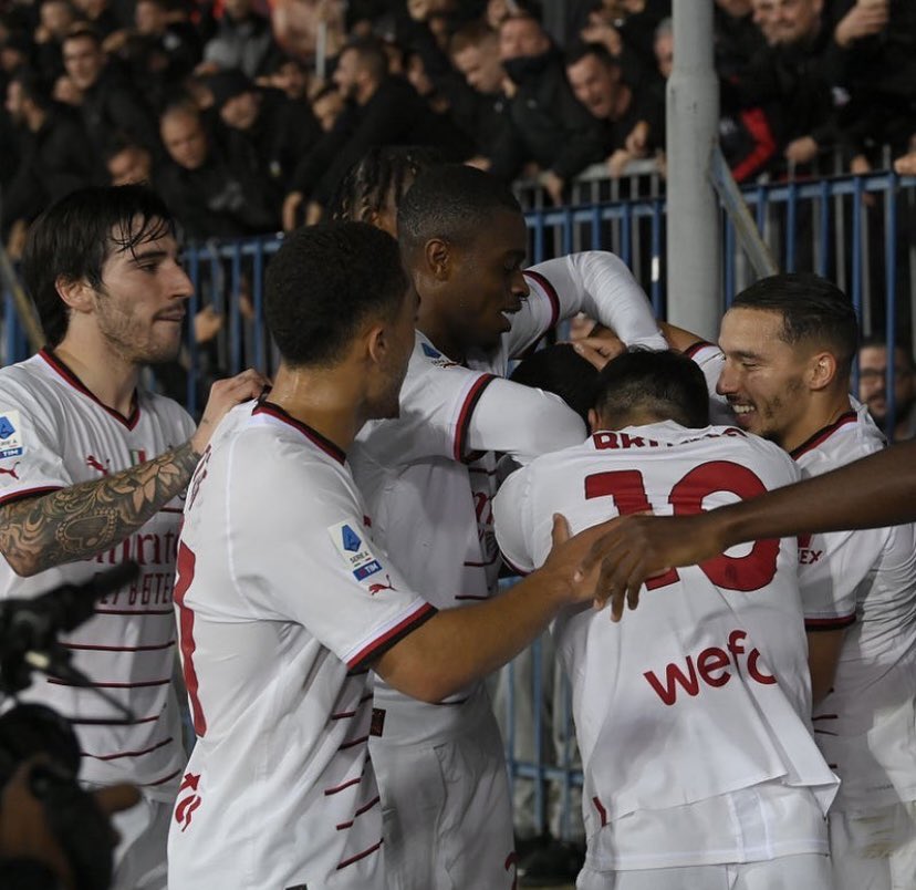 FutDistinguido's tweet photo. #SerieA 🇮🇹 FECHA 8

Napoli 3-1 Torino

Inter 1-2 Roma

Empoli 1-3 Milan 

Lazio 4-0 Spezia

Lecce 1-1 Cremonese https://t.co/mY9VJhKudu