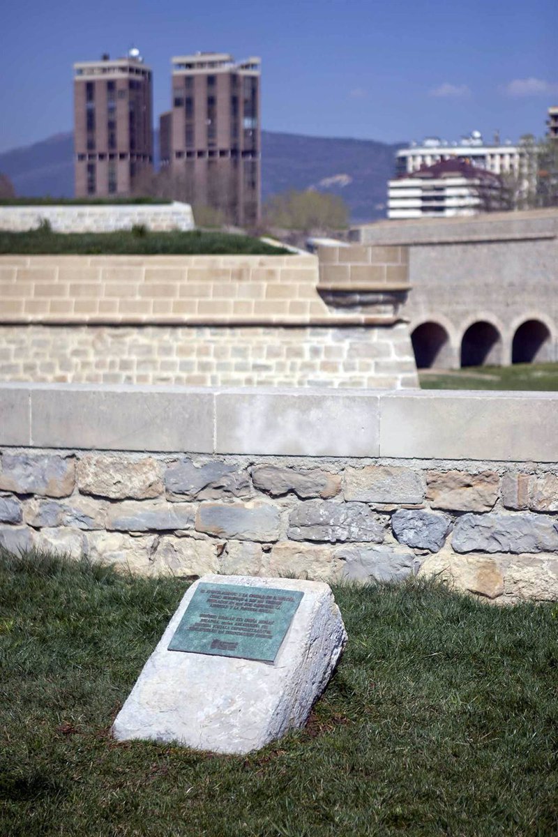 Memoria_Publica's tweet photo. La escultura del parque de la memoria de Larraga
La placa homenaje a los vecinos de Pamplona en la Vuelta del Castillo
Y el espacio memorial de los centros de detención de Pamplona

Son desde hoy Lugar de Memoria Democrática de Navarra https://t.co/FapSlJjsmr