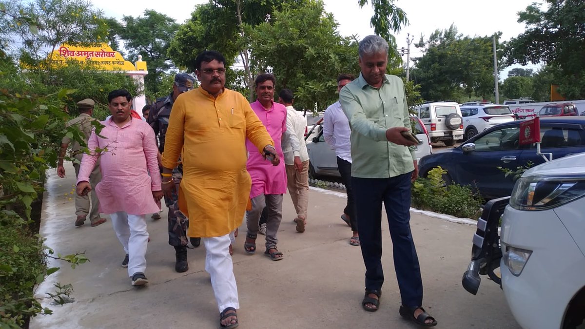 DproKannauj's tweet photo. आज ग्रा प.करमुल्लापुर में टी एच आर का उद्घाटन नौली व जगतपुर में अमृत सरोवर का लोकार्पण एवं बृक्षारोपण SLWM के अंतर्गत ग्रा प.नौली में सोक पिट व फिल्टर चैंबर आदि का अवलोकन मां सांसद श्री सुब्रतपाठक जी,मा विधायक श्रीमती अर्चना पांडेय जी एवं APC/ACS पंचायतीराज महोदयद्वारा किया गया। https://t.co/eHdCDA9vFf