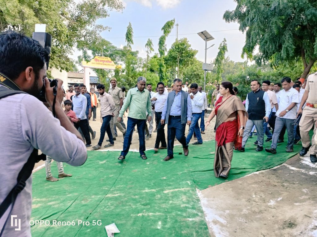DproKannauj's tweet photo. आज ग्रा प.करमुल्लापुर में टी एच आर का उद्घाटन नौली व जगतपुर में अमृत सरोवर का लोकार्पण एवं बृक्षारोपण SLWM के अंतर्गत ग्रा प.नौली में सोक पिट व फिल्टर चैंबर आदि का अवलोकन मां सांसद श्री सुब्रतपाठक जी,मा विधायक श्रीमती अर्चना पांडेय जी एवं APC/ACS पंचायतीराज महोदयद्वारा किया गया। https://t.co/eHdCDA9vFf