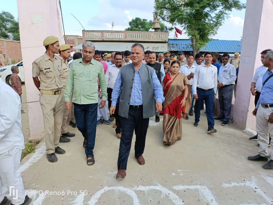 DproKannauj's tweet photo. आज ग्रा प.करमुल्लापुर में टी एच आर का उद्घाटन नौली व जगतपुर में अमृत सरोवर का लोकार्पण एवं बृक्षारोपण SLWM के अंतर्गत ग्रा प.नौली में सोक पिट व फिल्टर चैंबर आदि का अवलोकन मां सांसद श्री सुब्रतपाठक जी,मा विधायक श्रीमती अर्चना पांडेय जी एवं APC/ACS पंचायतीराज महोदयद्वारा किया गया। https://t.co/eHdCDA9vFf