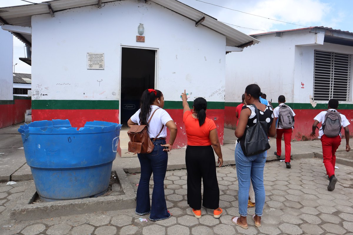 gamvica's tweet photo. Seguimiento y control a la construcción de 32 baterías sanitarias en Tumaco
La veeduría “AMUREXI”, de la organización Mujer Rural y Exitosa de Tumaco, visitaron las instituciones educativas, con fines de levantar información pertinente frente a los avances o entregas de las obras https://t.co/0KzZwHFSux