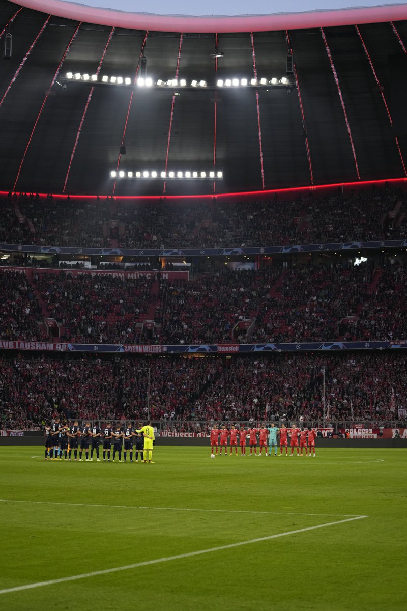 FCBayernEN's tweet image. Prior to kick-off, we observed a minute of silence in memory of the victims of the Kanjuruhan Stadium tragedy in Indonesia 🙏