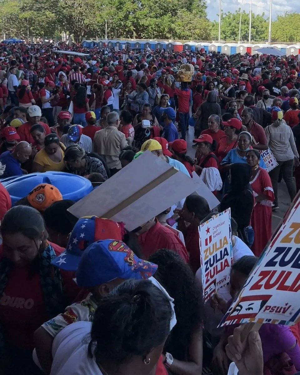 willy_casanova's tweet photo. ¡Que molleja de movilización, Maracaibo se lució!

Nos movimos al Pachencho Romero, e hicimos juntos brillar al Zulia con más de 20 mil almas juramentadas de nuestras estructuras de base.

Organizar, unir y sumar

@NicolasMaduro 
@dcabellor
@JacquelinePSUV 
@PartidoPSUV https://t.co/o6FQNcbtgz
