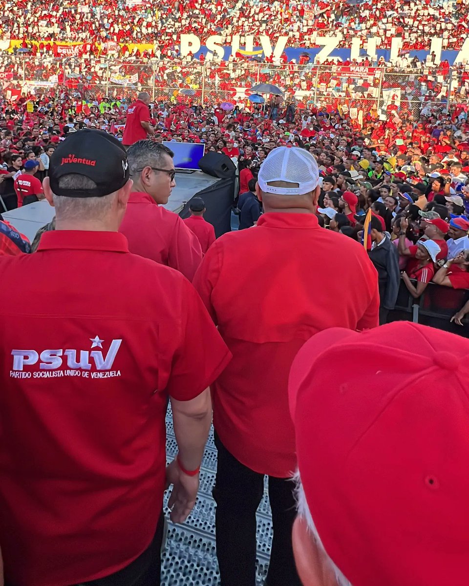 willy_casanova's tweet photo. ¡Que molleja de movilización, Maracaibo se lució!

Nos movimos al Pachencho Romero, e hicimos juntos brillar al Zulia con más de 20 mil almas juramentadas de nuestras estructuras de base.

Organizar, unir y sumar

@NicolasMaduro 
@dcabellor
@JacquelinePSUV 
@PartidoPSUV https://t.co/o6FQNcbtgz