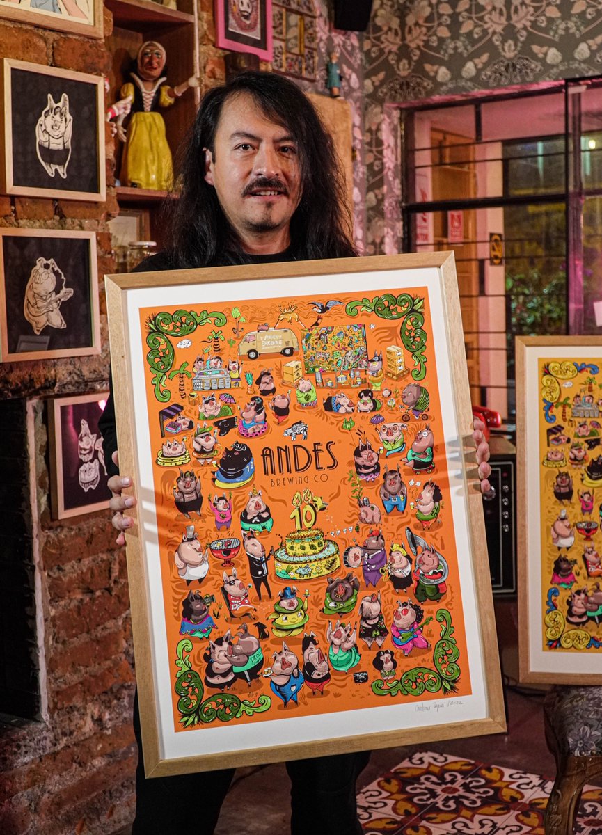 AndesBrewing's tweet photo. Arte &amp; buena cerveza, el lanzamiento de nuestra IPA de Aniversario fue todo un éxito, disfrutamos de una gran noche junto al artista Christian Tapia y cientos de cerditos coloridos. 
#cerveza #pub #andesbrewing #quito #cumbaya #ipa #mango #cervezartesalanal #craftbeer #ecuador https://t.co/sNNPwhx5pE
