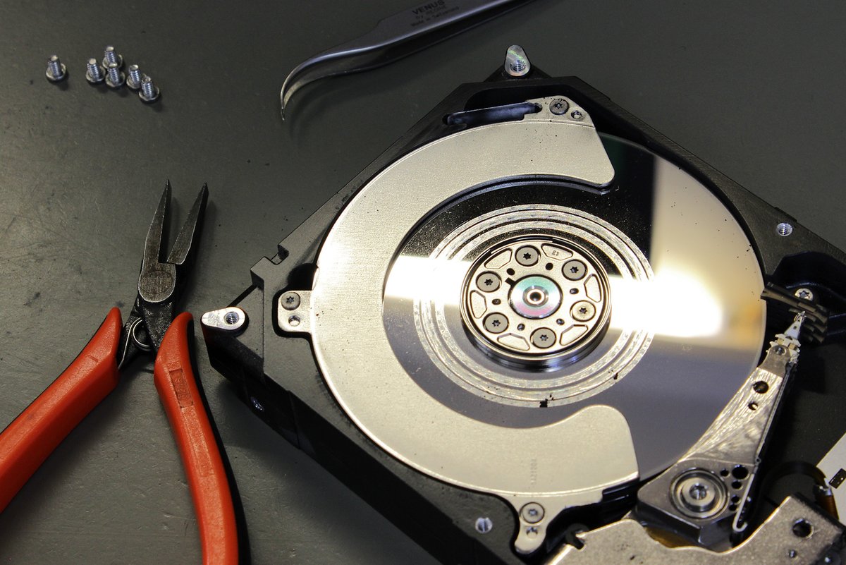 IbasNorge's tweet image. Selv om det er flere årsaker til at harddisken klikker er selve støyen vanligvis fra armen til lesehodet – en fysisk del av enheten som gjør at harddisken kan snurre.

Så hva forårsaker feilen og hvordan fikser du den? Les mer her
bit.ly/3Cwbnta
#datatap #harddiskklikk