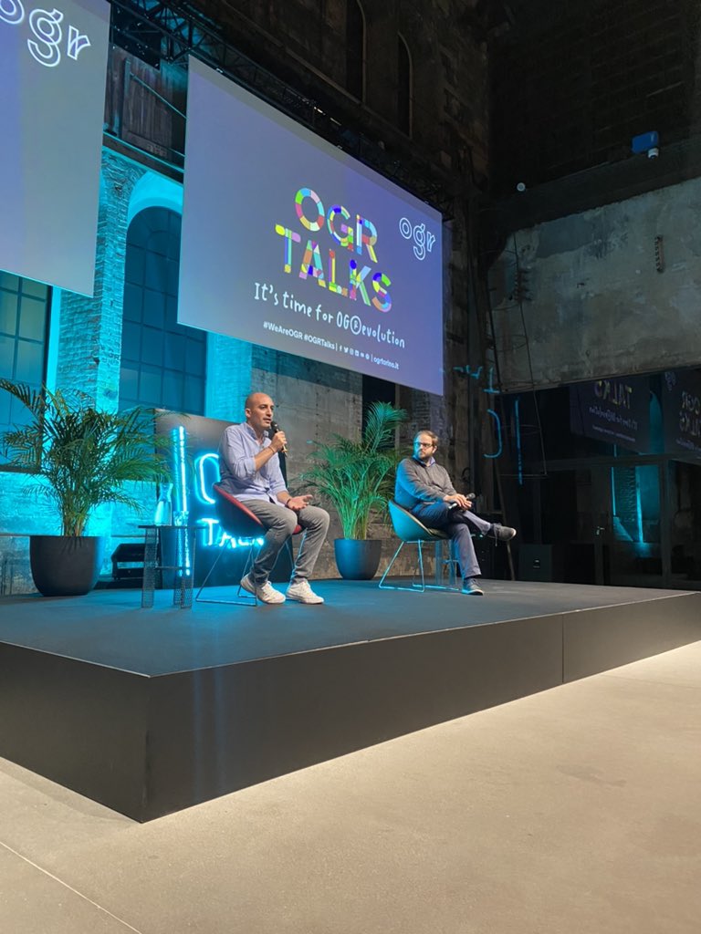 PietroMartinett's tweet photo. il sogno della California è in crisi, ma leggere California non vi rovinerà i ricordi o i progetti di andare in California @francescocosta #California con @lorepregliasco @Mondadori #OGRTalks @CircoloLettori @OgrTorino https://t.co/m3X22n4F5i