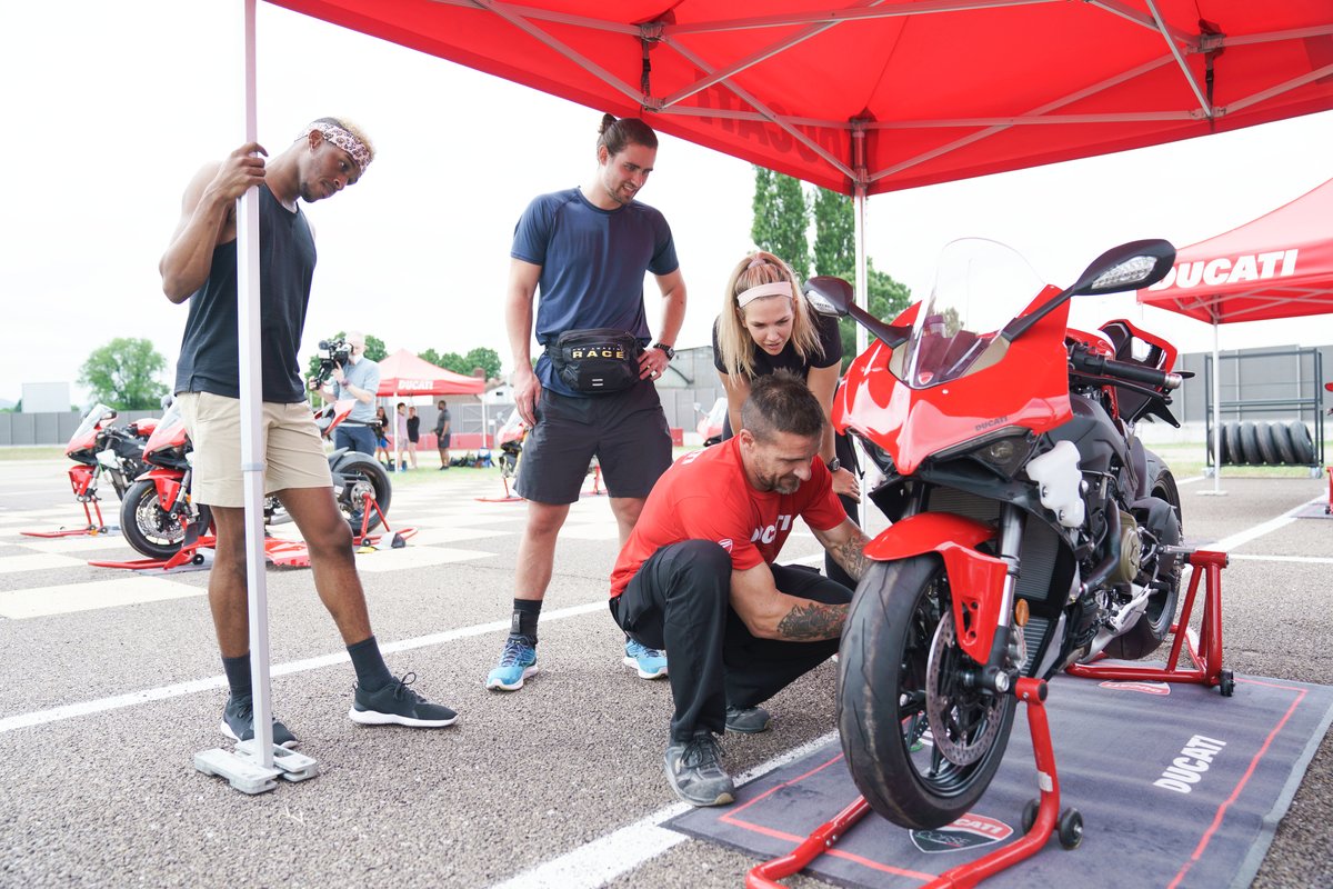 AmazingRaceCBS's tweet image. Not a minute to spare on a Mega Leg!⏰ Catch a brand new #AmazingRace tomorrow at 10/9c on @CBS !