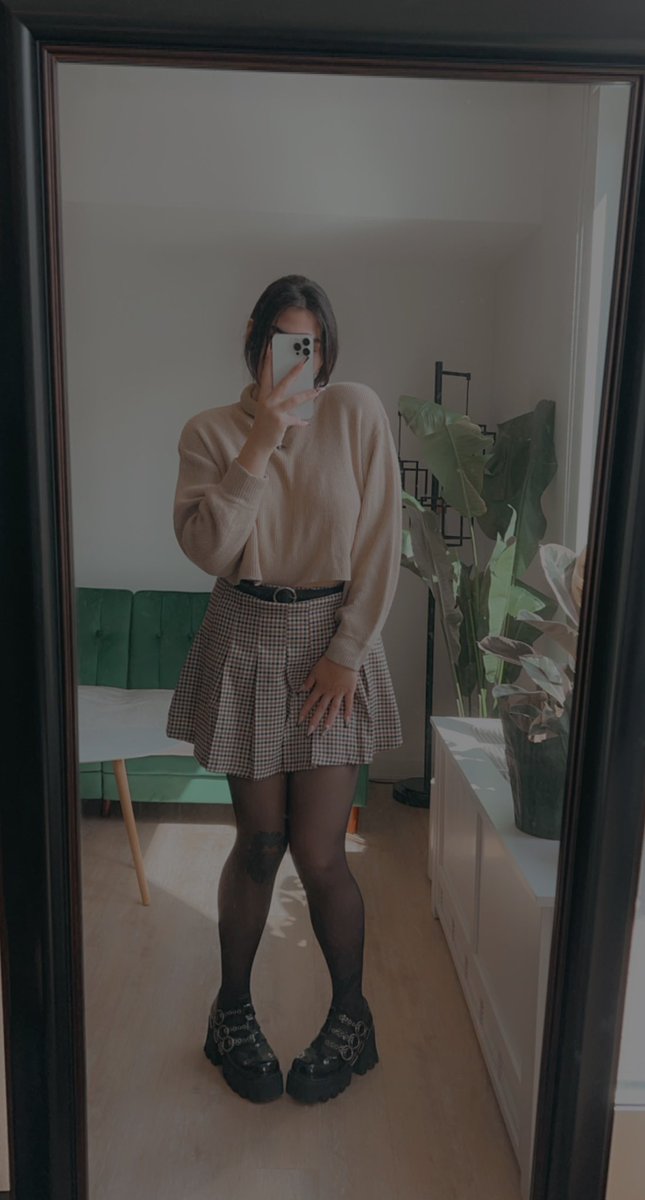NazilaxAziz's tweet photo. Take me out to dinner, and I’ll provide dessert 💕 
#lewd #gamergirl https://t.co/z7NHoZrgPC