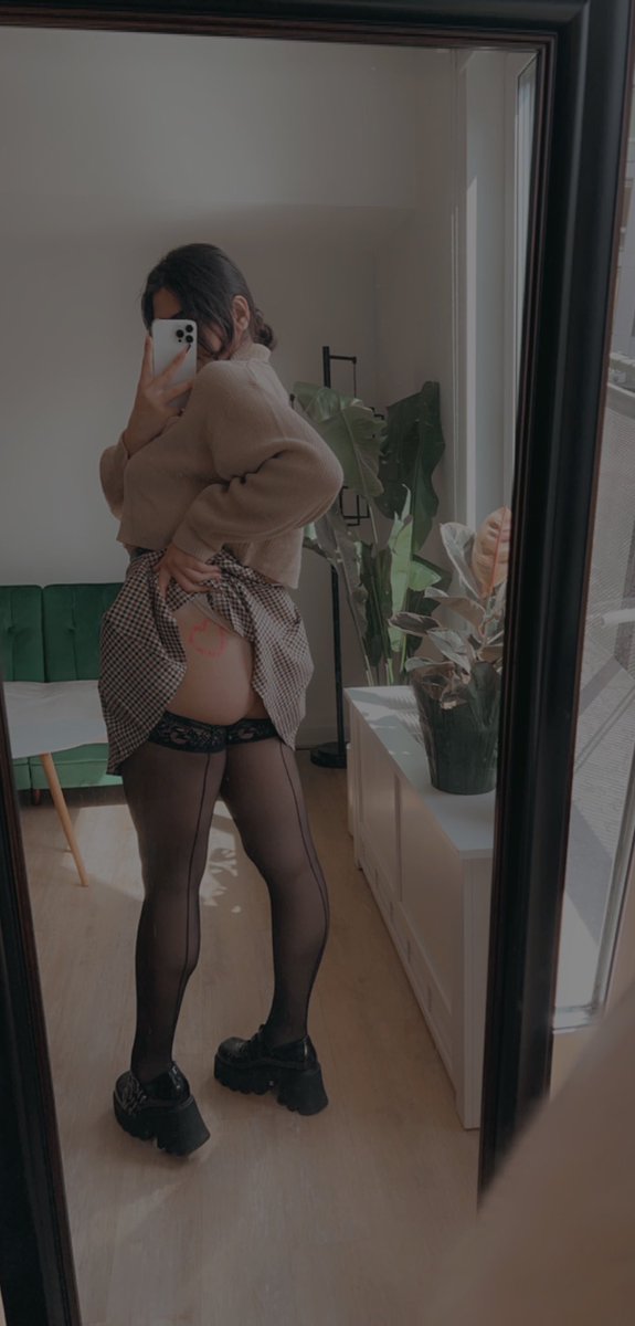NazilaxAziz's tweet photo. Take me out to dinner, and I’ll provide dessert 💕 
#lewd #gamergirl https://t.co/z7NHoZrgPC