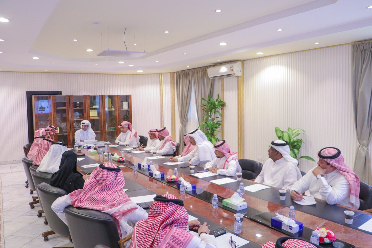 tc_gov's tweet photo. تعزيزاً لبيئة الاستثمار البلدي 
#أمين_الطائف الدكتور أحمد القثامي يلتقي بعدد من رجال الأعمال والمستثمرين، ويبحث الفرص الاستثمارية التنموية الجديدة وخطط الأمانة المستقبلية لتنمية الاستثمار وخلق بيئة استثمارية جاذبة، ويطلع على التحديات، بحضور وكيل الأمين للاستثمار والمختصين https://t.co/lRfflH4gs2