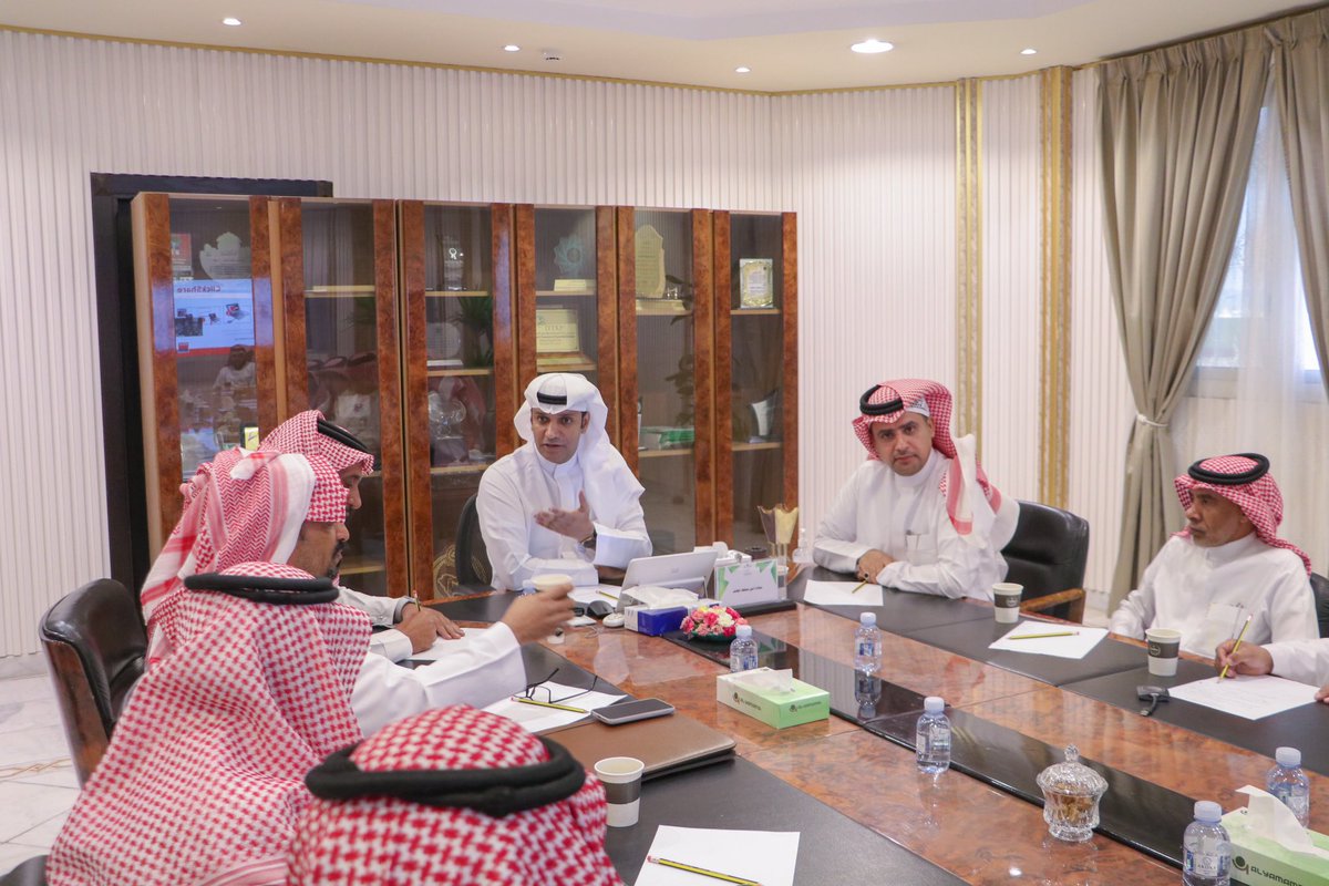 tc_gov's tweet photo. تعزيزاً لبيئة الاستثمار البلدي 
#أمين_الطائف الدكتور أحمد القثامي يلتقي بعدد من رجال الأعمال والمستثمرين، ويبحث الفرص الاستثمارية التنموية الجديدة وخطط الأمانة المستقبلية لتنمية الاستثمار وخلق بيئة استثمارية جاذبة، ويطلع على التحديات، بحضور وكيل الأمين للاستثمار والمختصين https://t.co/lRfflH4gs2