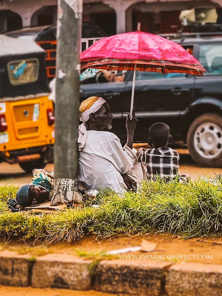 Let your love be the kindness to make a homeless person believe that a soul needs something more than just four walls and a ceiling. – Munia Khan

Always show some love ❤️ RT 

📍Ilorin , Kwara State 

#kwaraconnect #love #beggars #struggle #homeless #poor #savethepoor #nigeria