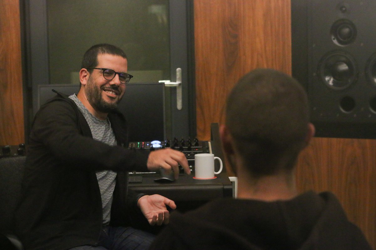 ArdaAcademy's tweet image. Durante o módulo de masterização, lecionado por @omiguelmarques, foram abordadas a escuta crítica e análise de fonograma, demonstração de masterização e análise de sessões. 
#ardaacademy #arda #studioengineering #masteringengineer #recordingengineer #recordingstudios