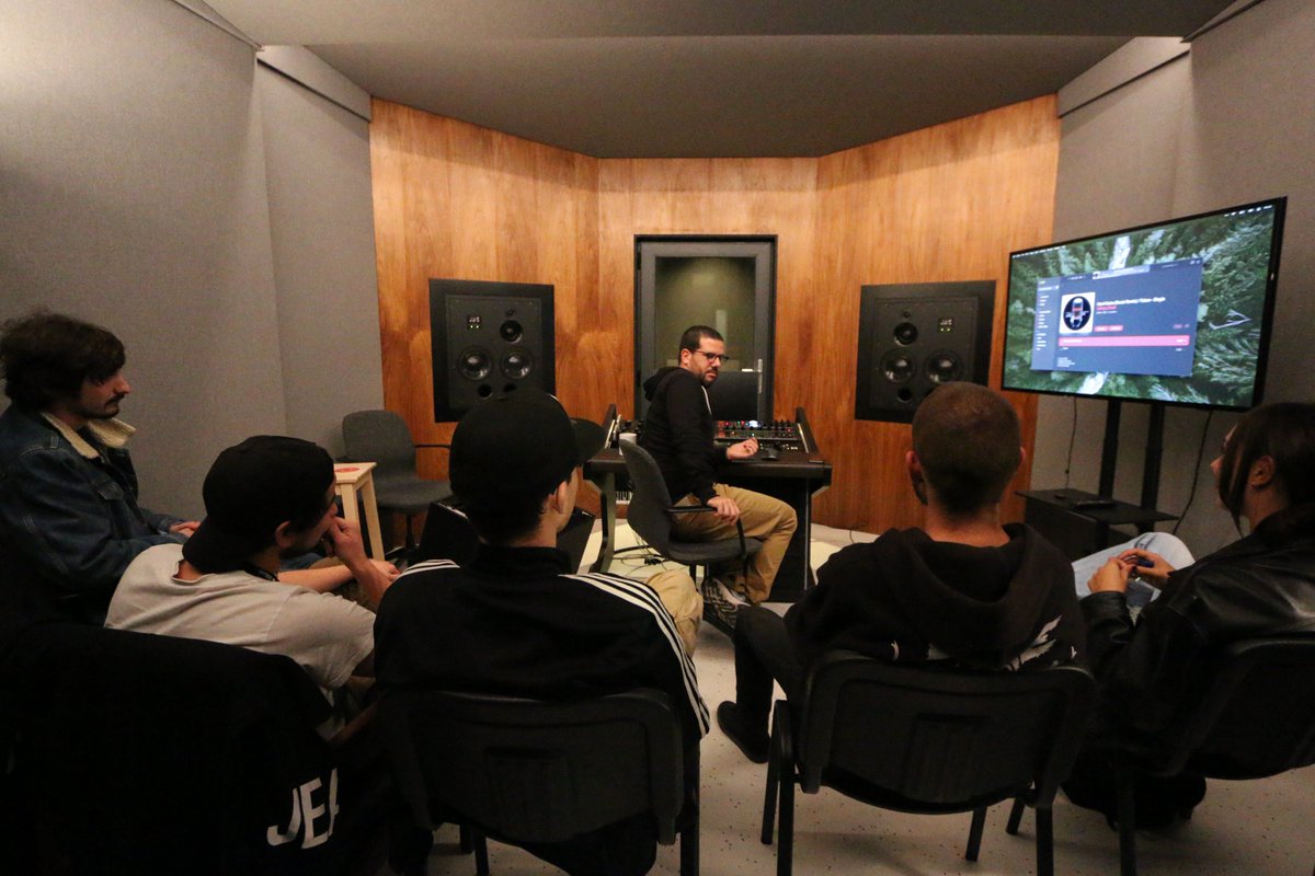 ArdaAcademy's tweet image. Durante o módulo de masterização, lecionado por @omiguelmarques, foram abordadas a escuta crítica e análise de fonograma, demonstração de masterização e análise de sessões. 
#ardaacademy #arda #studioengineering #masteringengineer #recordingengineer #recordingstudios