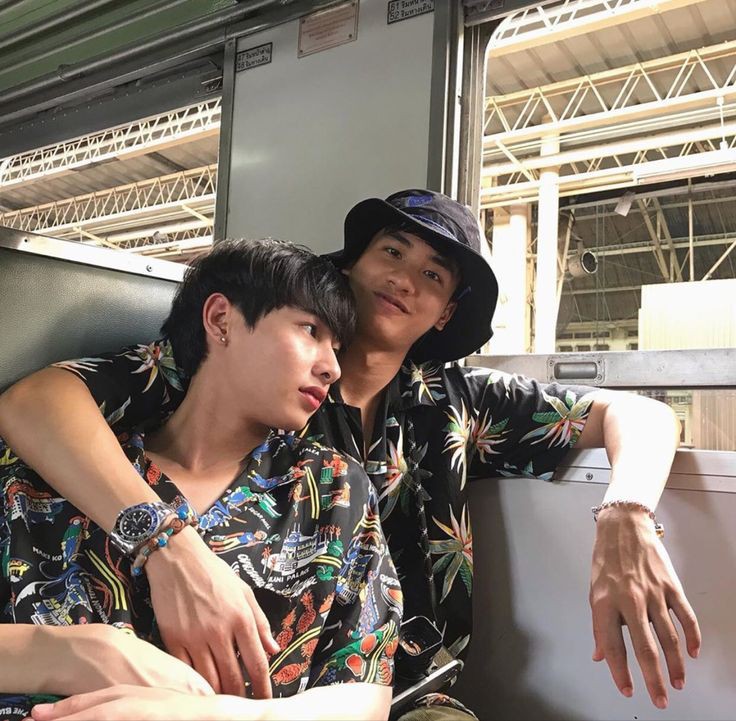 softest_boo's tweet photo. Happy Birthday, my lovess! 🤍@AtthaphanP 
here are my fave taygun photos 💚💙 https://t.co/OsDhjDHORK