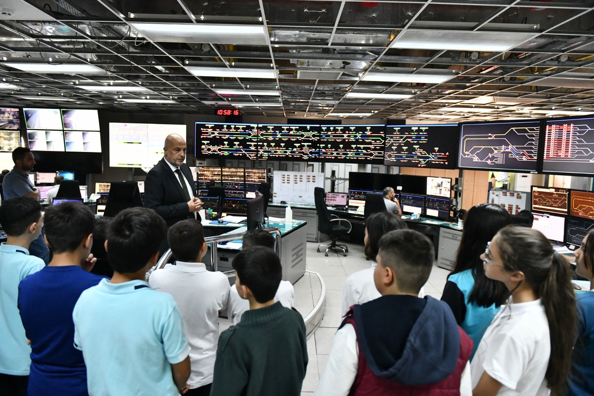 Otobüs ve metroya binen öğrenciler, toplu taşımada dikkat edilmesi gereken kurallar ile iletişim konusunu uygulamalı olarak öğrendiler. Ardından Ankara Metrosu İşletme ve Kontrol Merkezi’ni ziyaret ederek otomasyon merkezi hakkında bilgi edindiler.
Devamı👉bit.ly/3rv1561