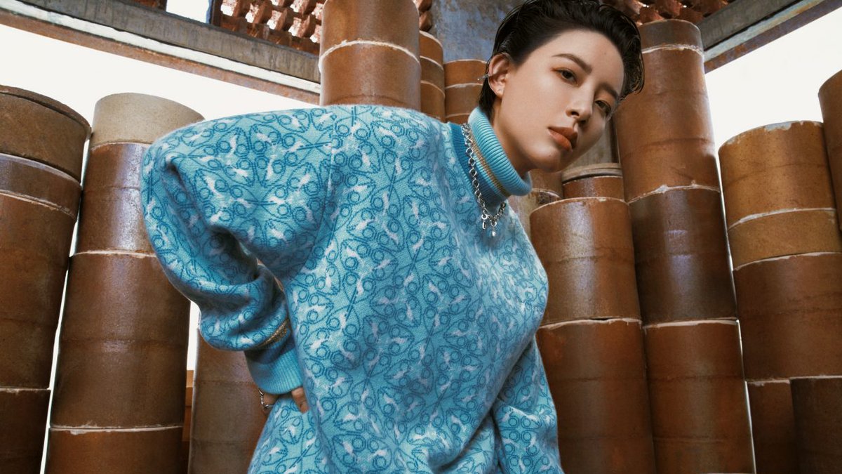 JingDaily's tweet photo. Liu Yuxin Ray-Bans, Rolls-Royce’s Art Program, And Local Streetwear: China Collabs Of The Week
https://t.co/PkyqqCVSWa
#JingDaily #brandcollaboration, #CollabsandDrops, #lining, #Penfield, #Randomevent, #rayban, #rollsroyce, #ScarlettYang @ray_ban @rollsroycecars https://t.co/zTApbUs6Ox
