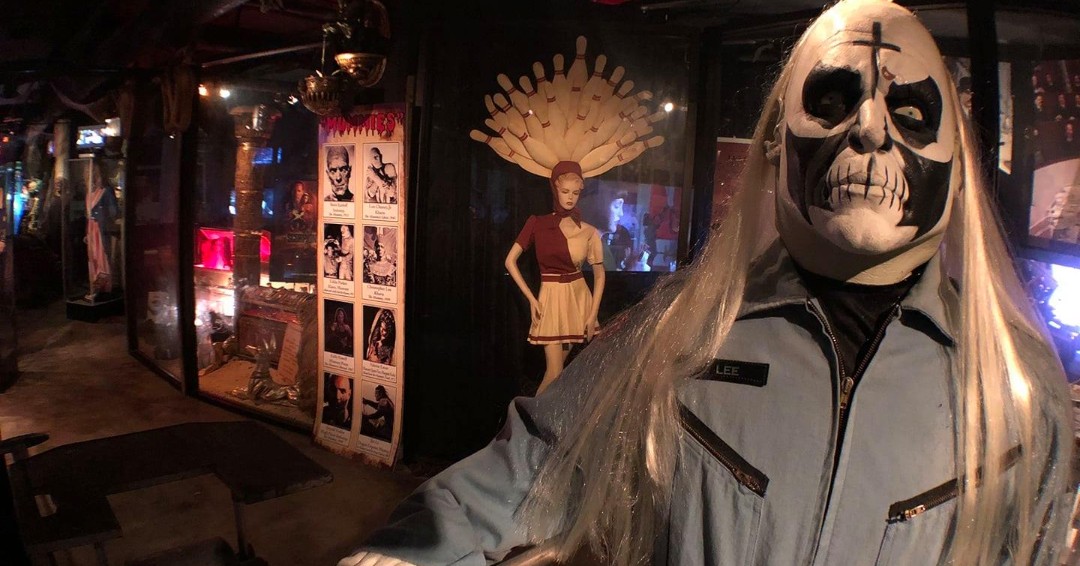 We are counting down to #Halloween, and Otis is waiting for you to visit us. 
You can purchase tickets here: bit.ly/3fQ2vSGHollywo…
#october  #halloweentime #houseof1000corpses