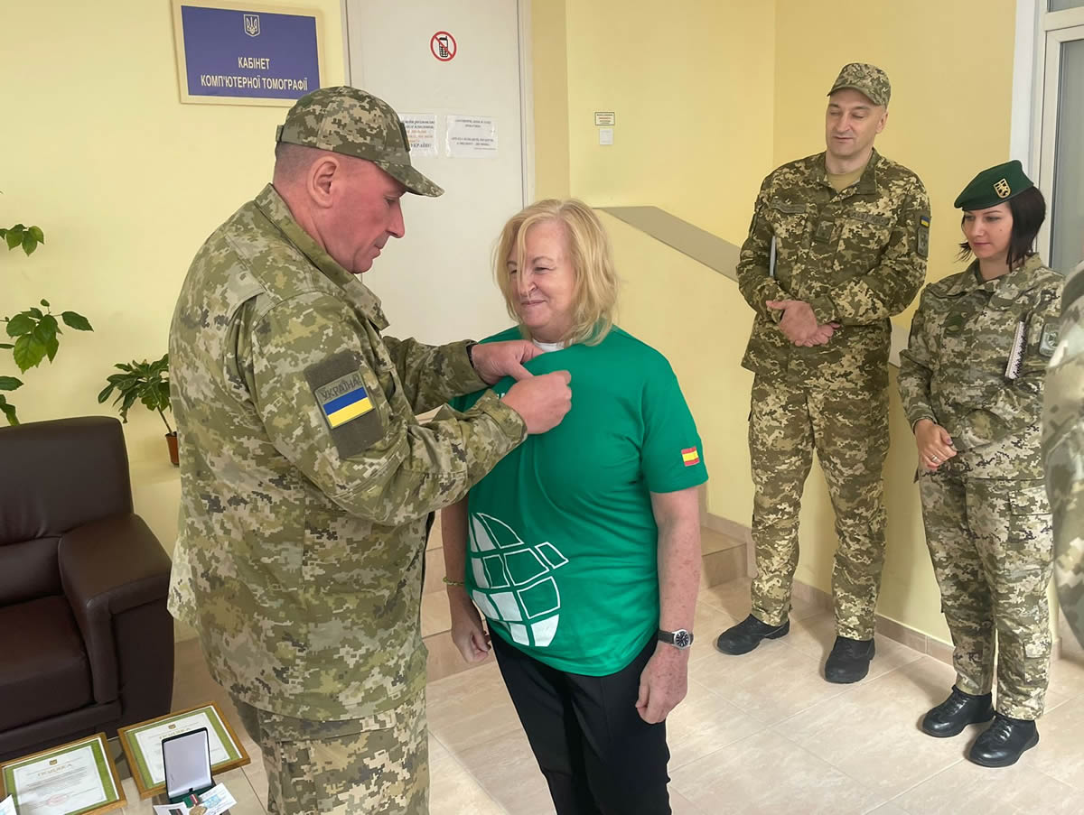 COFMadrid's tweet photo. El equipo de @FarmaSinFronter en #Ucrania ha recibido la medalla al Mérito Militar del ejército ucraniano. Y nuestro colegiado @angelhuelamo, @anamariaaliaga, @Ruth3873 y @AMRabasc, han sido condecorados con la medalla de la ciudad de Lviv. ¡Enhorabuena!💚https://t.co/dOWe8SYySX https://t.co/4Vat2j8Tsz