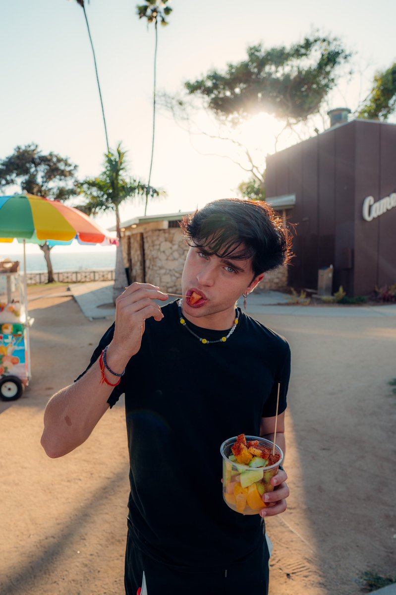 emartineeez's tweet photo. amo la fruta 🍈 https://t.co/qKjRhlHpA5