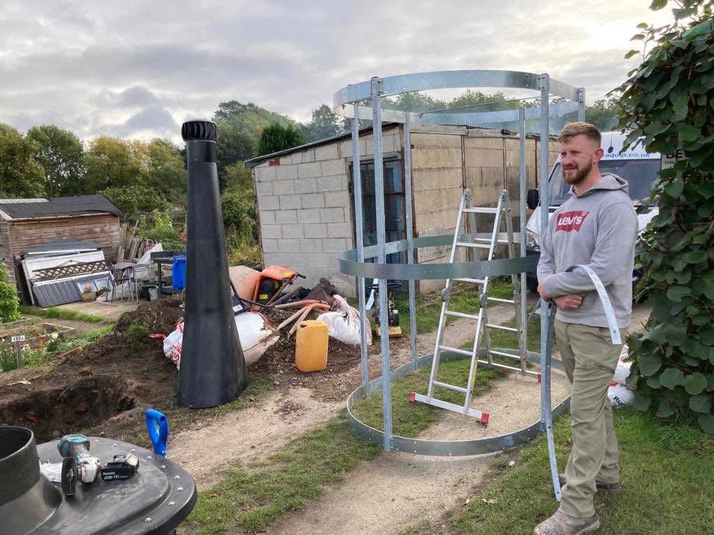 ARDAllotments's tweet image. It’s been all go on site with the latest addition to our lovely allotments - a new loo! Thank you to everyone who helped with the heavy lifting work #allotmentlife #community